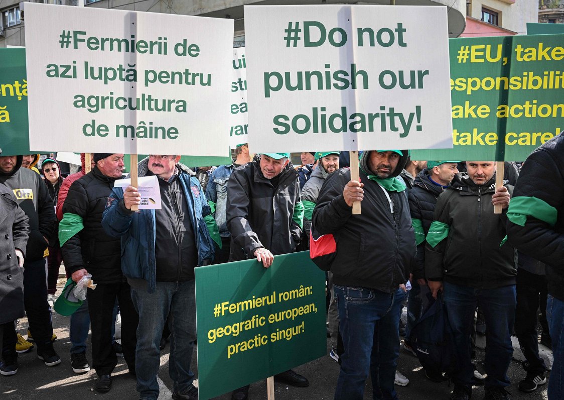 Rumānijas zemnieki protestē pret nepietiekamo ES atbalstu Ukrainas graudu importa radīto zaudējumu k...