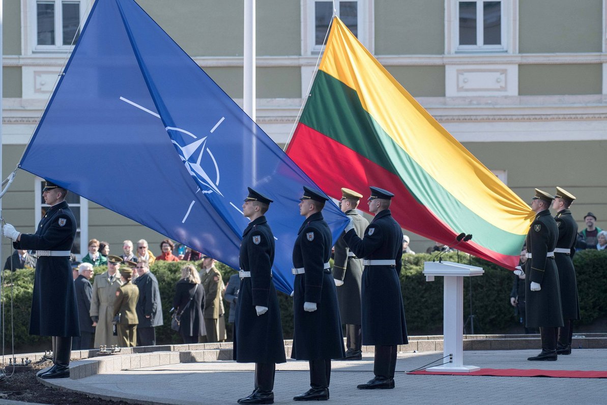 NATO un Lietuvas karogi