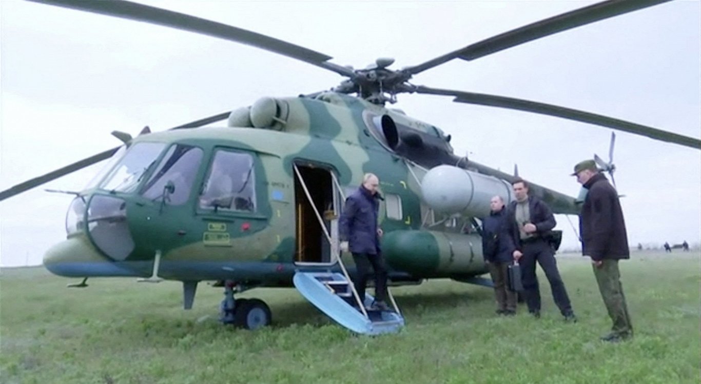 Video stopkadrs, kurā redzams, kā Vladimirs Putins izkāpj no helikoptera Hersonā.