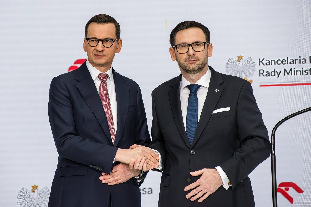 Polijas premjers Mateušs Moraveckis (no kreisās) un naftas uzņēmuma &quot;Orlen&quot; vadītājs Danie...