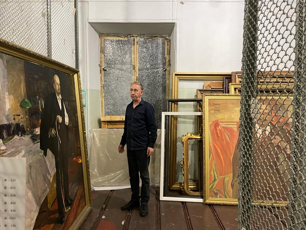 Hersonas mākslas muzeja saimniecības daļas vadītājs Igors Russols pie Ļeņina portretiem, ko okupanti...