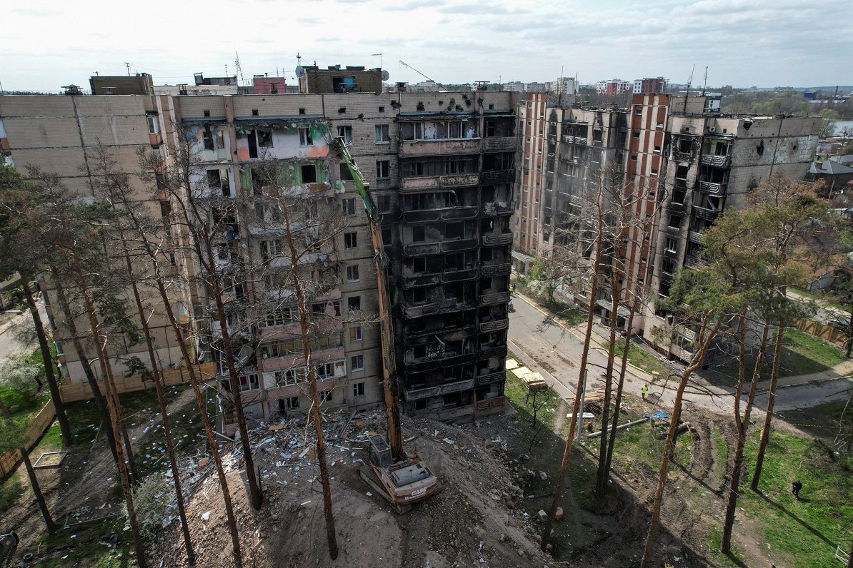 Демонтаж сильно поврежденного жилого дома. Ирпень, Киевская область. 19.04.2023
