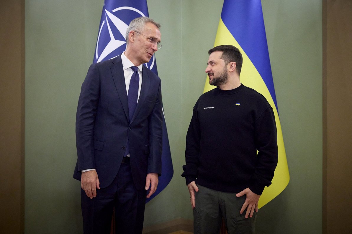 NATO ģenerālsekretārs Jenss Stoltenbergs vizītes laikā Kijivā tiekas ar Ukrainas prezidentu Volodimi...