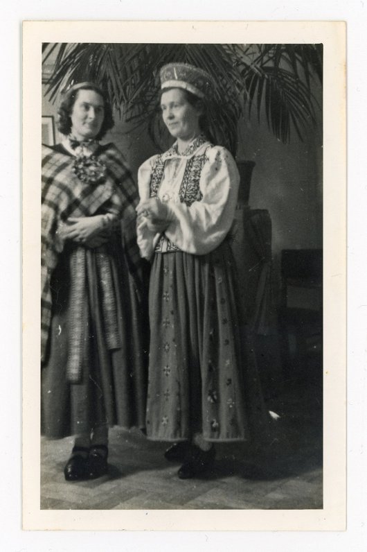 Elfrīda Bikauniece (pa kreisi) savā Alsungas tērpā  Latvijā 1940. gadā.