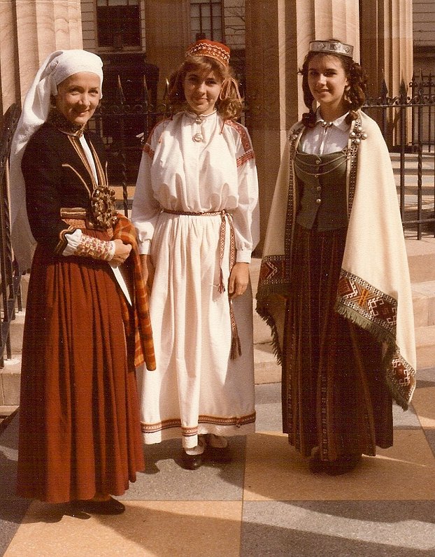 Māra Siksna Alsungas tērpā  kopā ar meitām Ilmu (vidū) un Zintu (pa labi) 1986. gadā.