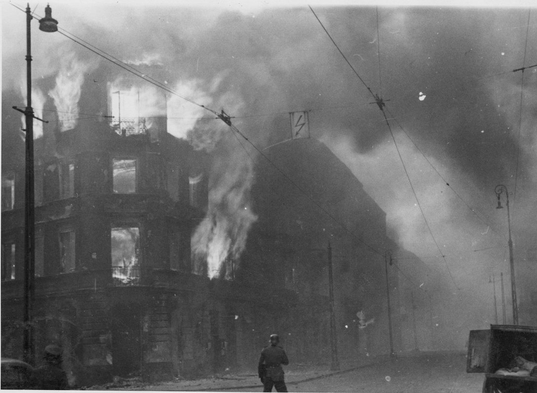 Powstanie w getcie warszawskim. Płoną podpalone przez Niemców kamienice przy ulicy Zamenhofa. ● Восс...