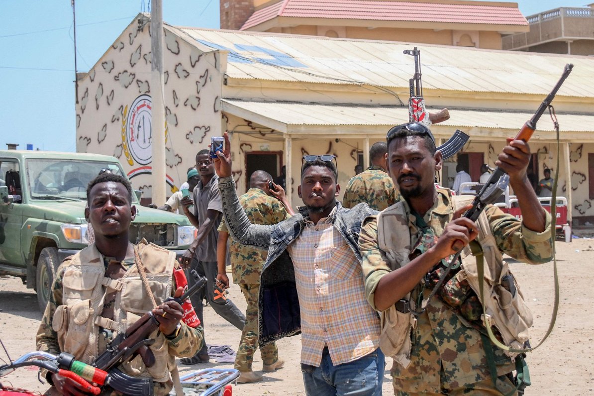 Sudānā turpinās sadursmes starp diviem karojošiem grupējumiem