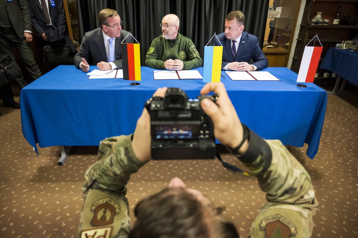 Vācijas aizsardzības ministrs Boriss Pistoriuss, Ukrainas aizsardzības ministrs Oleksijs Rezņikovs u...