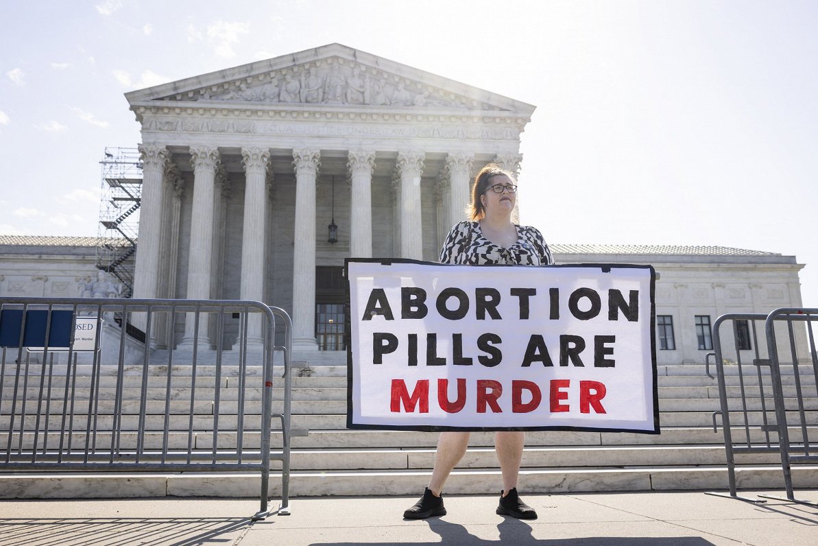 Piketētāja pret aborta tabletēm pie ASV Augstākās tiesas