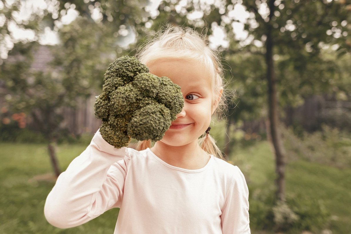 Meitene ar brokoli