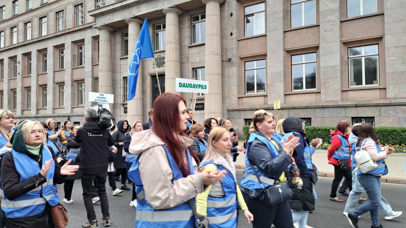 Шествие протеста учителей перед зданием Кабмина в Риге. 24 апреля 2023 года.