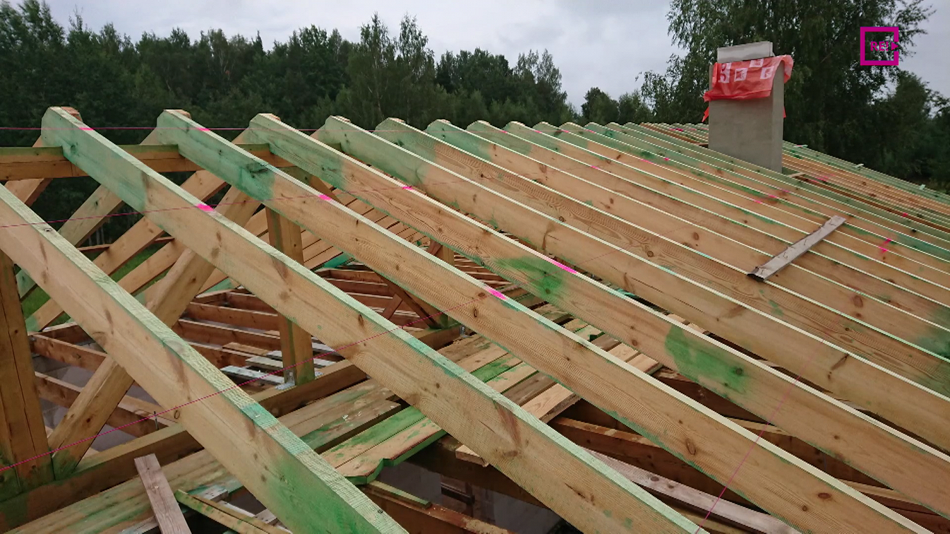 Mājas jumts celtniecības procesā