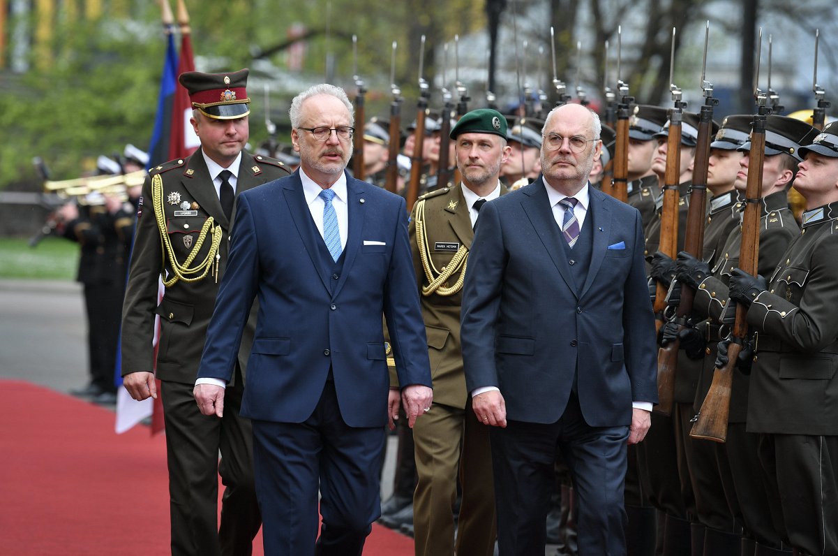 Valsts prezidents Egils Levits (no kreisās) pie Rīgas pils sagaida Igaunijas prezidentu Alaru Karisu