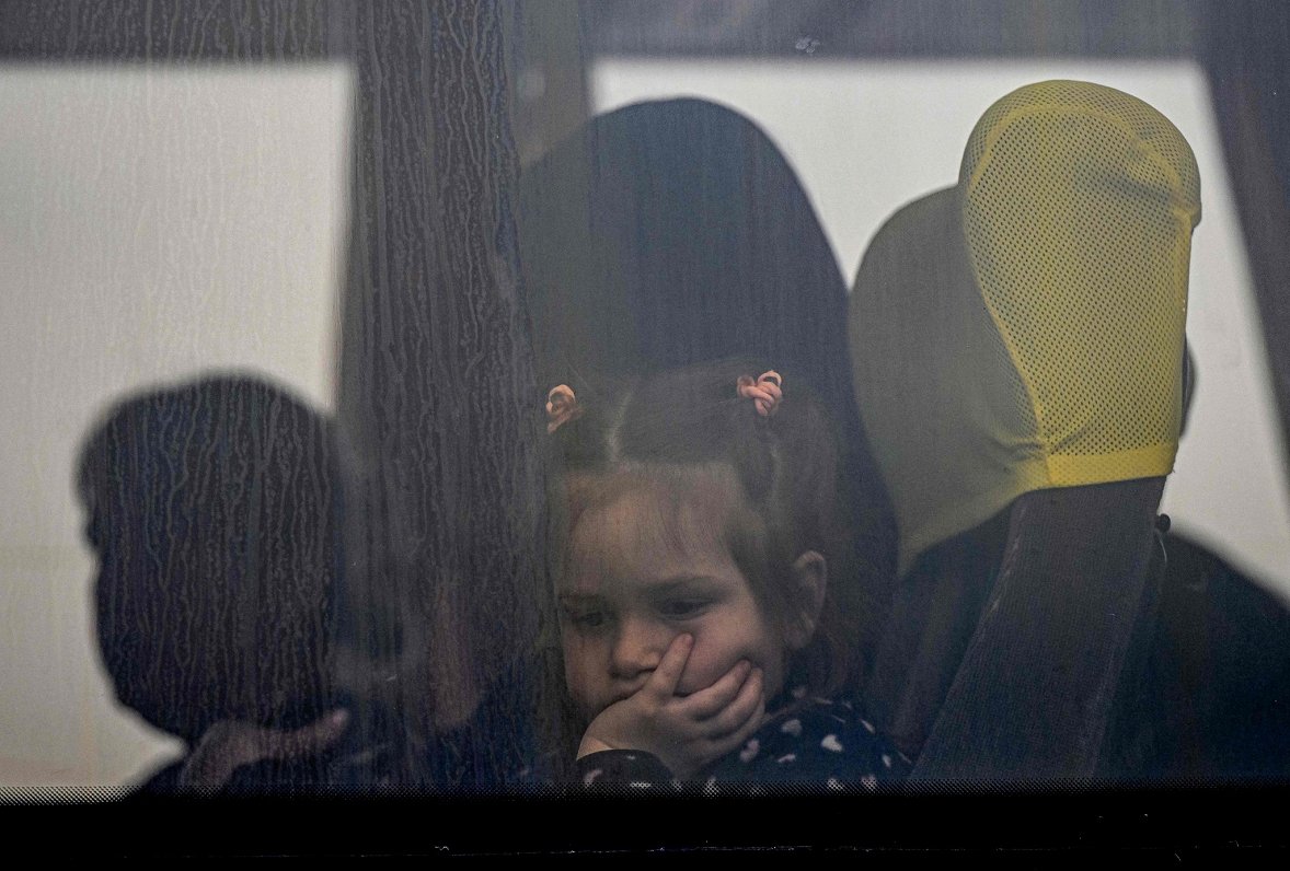 Bērns autobusā Ukrainā.