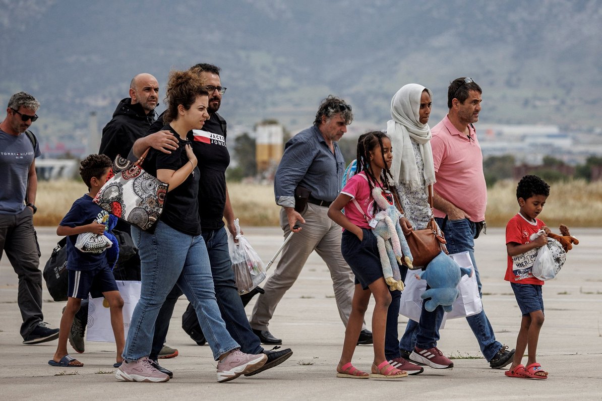 Grieķijas pilsoņi pēc evakuācijas no Sudānas