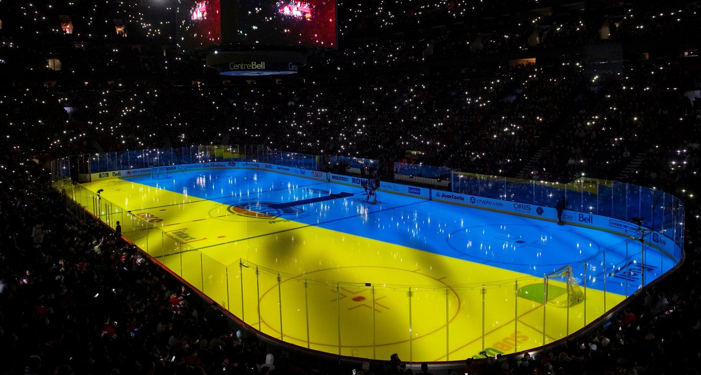 Hokeja ledus laukums Ukrainas karoga krāsās