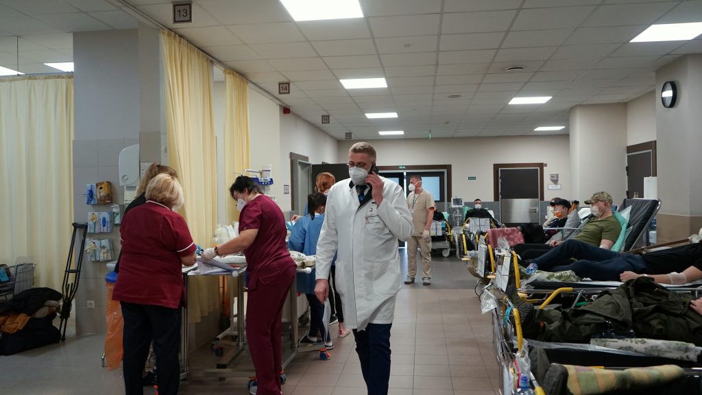 Latvijā nogādātos ukraiņu karavīrus ārstē Austrumu slimnīcas mediķi