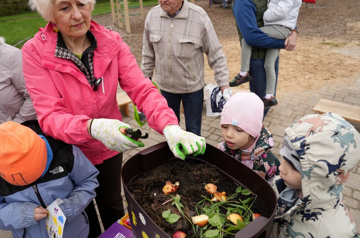 Bērndārzniekiem un viņu vecākiem Babītē māca veidot kompostu