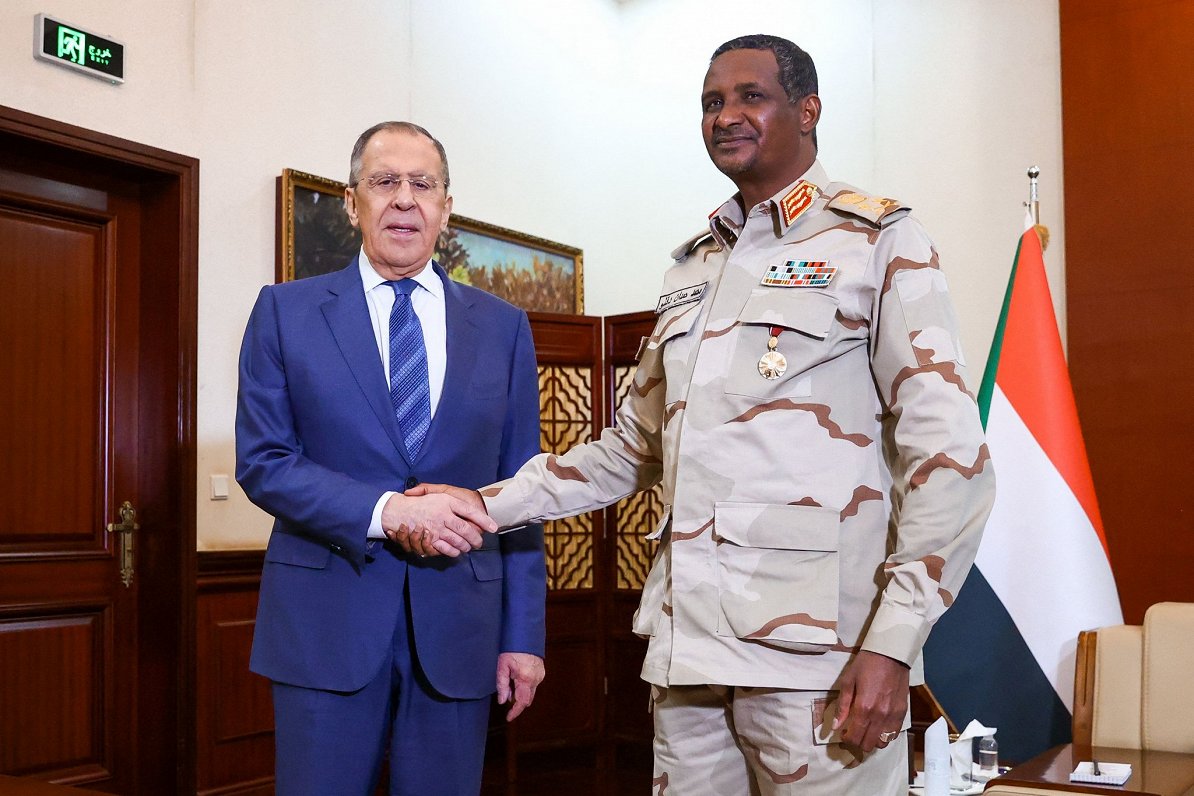 Krievijas ārlietu ministrs Sergejs Lavrovs februārī vizītes laikā Hartūmā tikās ar Sudānas kaujiniek...