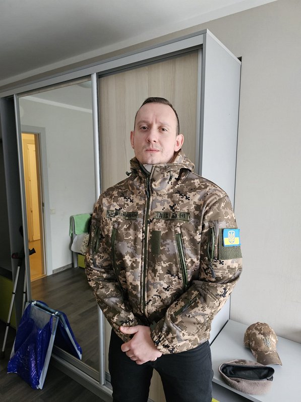 Mārtiņš Medinieks pielaiko Ukrainas armijas jaku