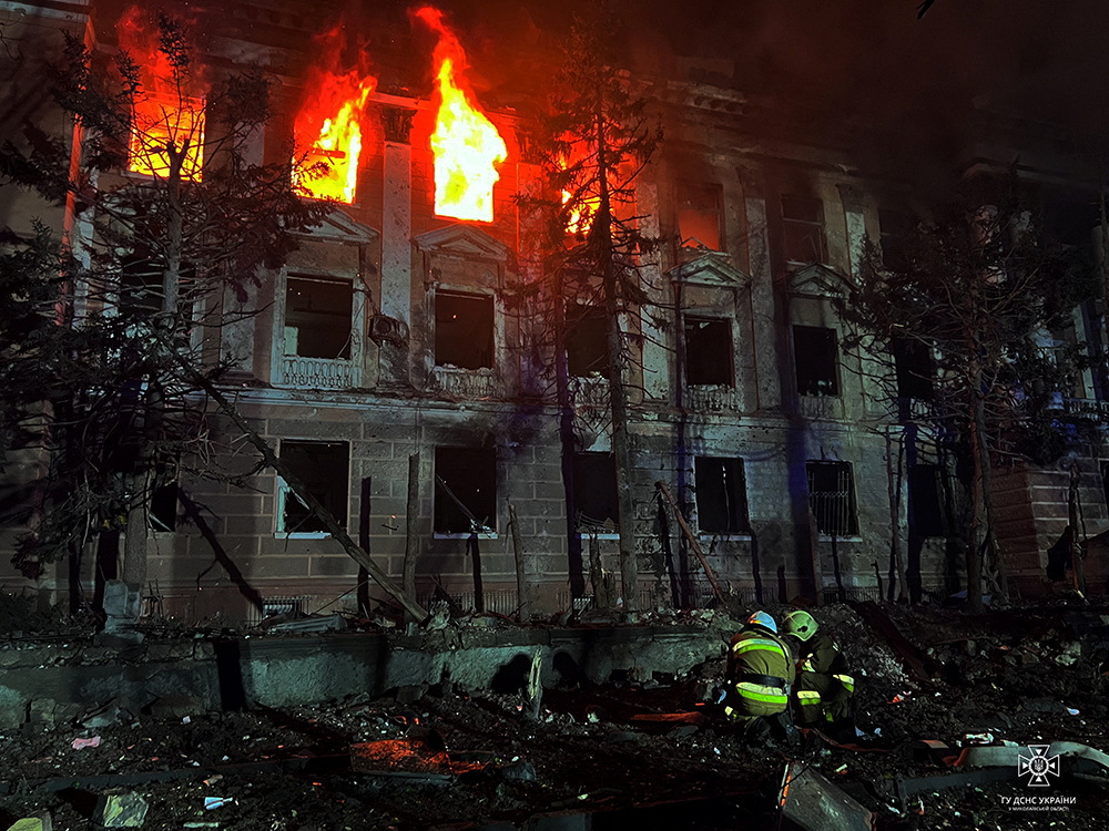 Пожар в историческом здании в результате ночного обстрела Николаева. 27.04.2023