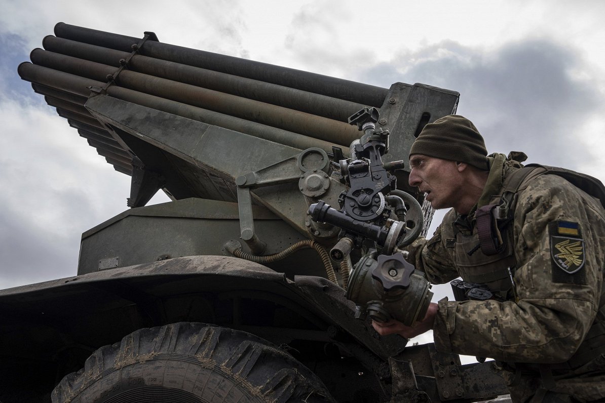 Ukrainas karavīri ar &quot;Grad&quot; raķešu iekārtu apšauda Krievijas spēku pozīcijas