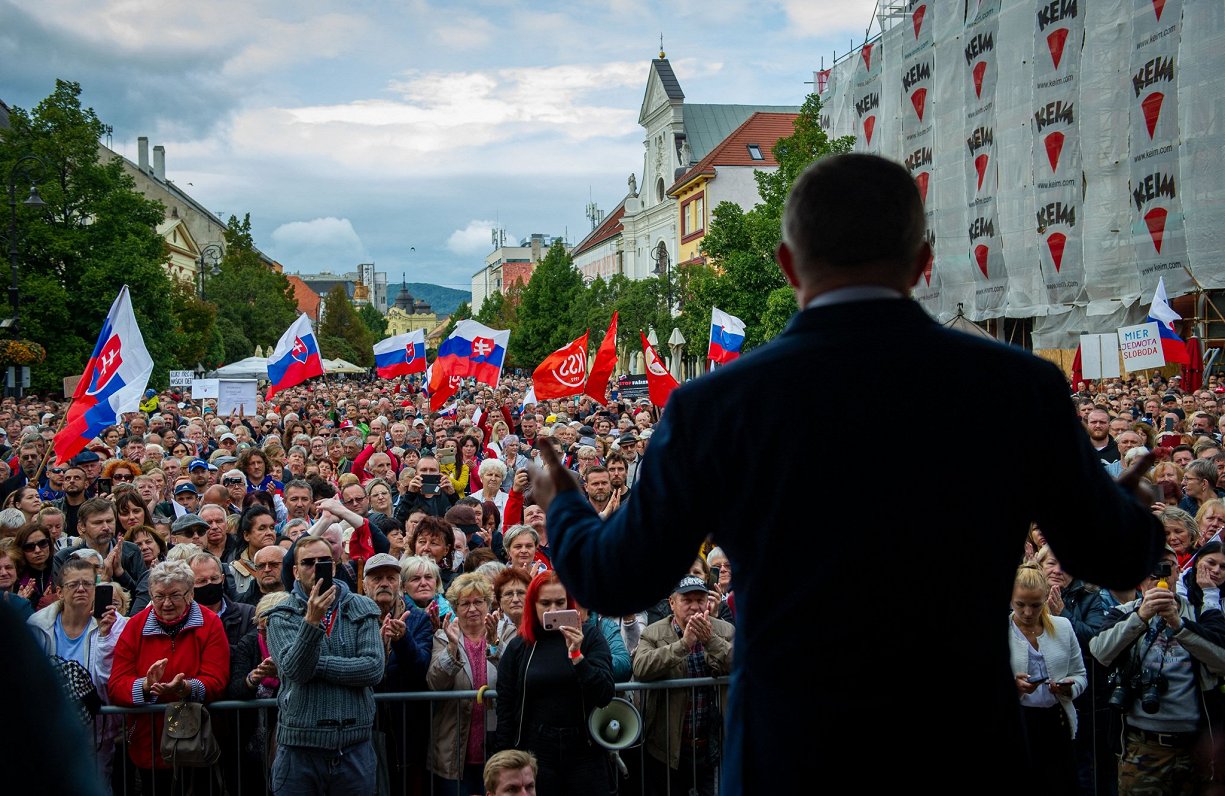 Slovākijas opozīcijas līderis Roberts Fico uzrunā savus atbalstītājus