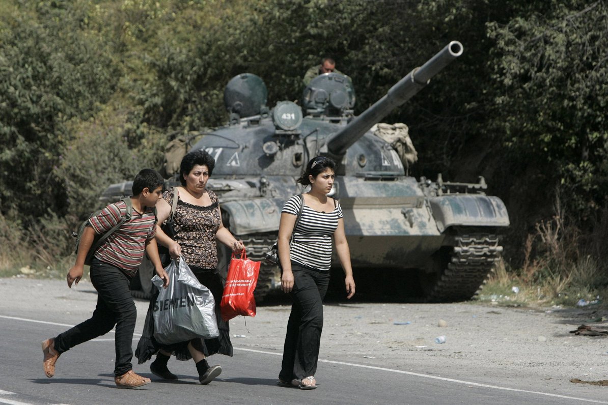 Bēgļi pie Krievijas tanka, 50 km no Tbilisi, 2008.gada augusts