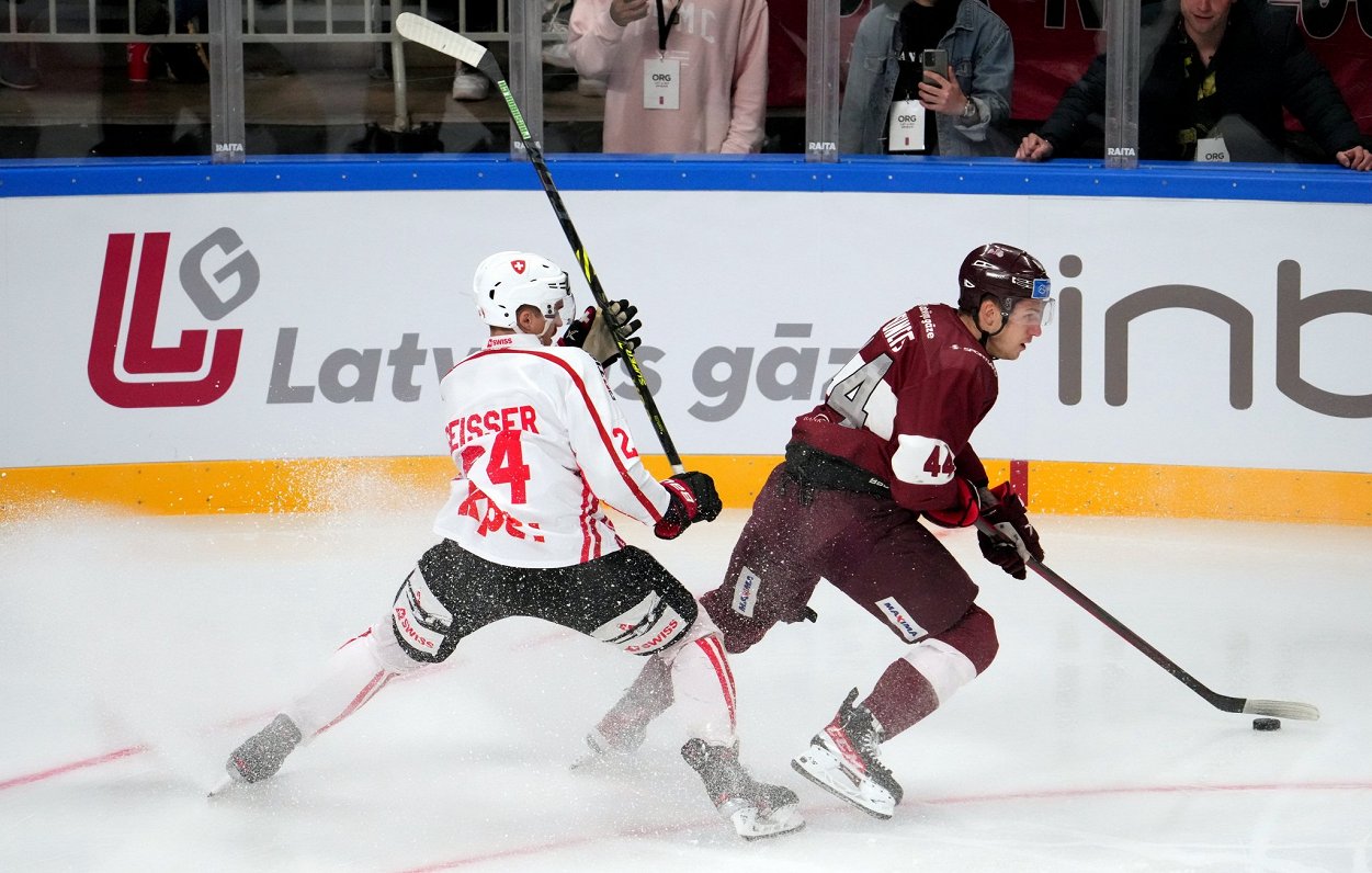 Latvijas hokejists Filips Buncis (pa labi) izlases pārbaudes spēle pret Šveici