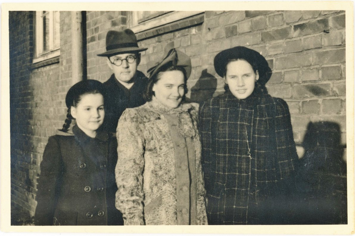 Veinbergu ģimene Zengvardenas (Sengwarden) bēgļu nometnē Vācijā 1949. gadā, īsi pirms izbraukšanas u...