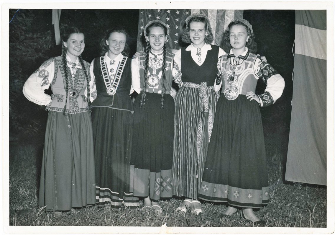 Vašingtonas latviešu deju kopas meitenes, ASV, 1950. gadi. No kreisās Maija Veinberga (prec. Hinkle)...
