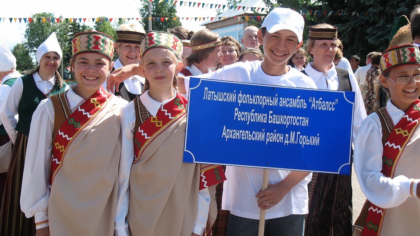 Latviešu folkloras ansamblis “Atbalss” Krievijas latviešu dziesmu svētkos Baškīrijā 2009. gadā.