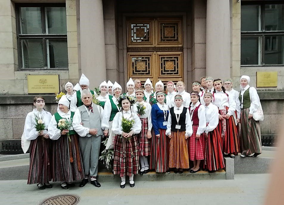 Latviešu folkloras ansamblis “Atbalss” kopā ar Omskas folkloras kopu “Daina” Vecrīgā 2018. gadā, pir...