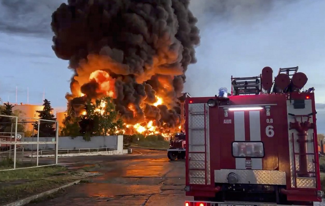 Пожар на нефтебазе. Украина, временно оккупированный Севастополь, 29.04.2023