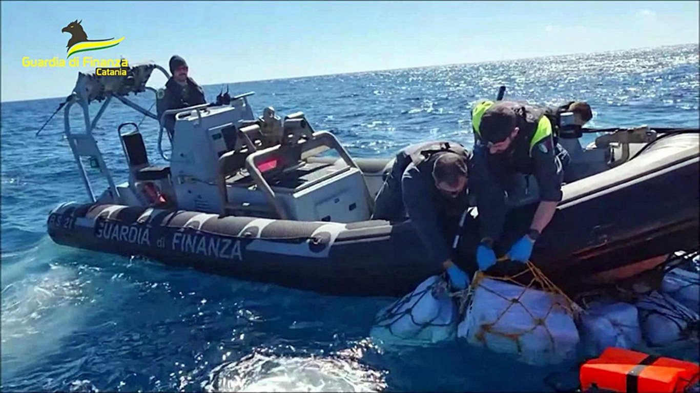Itālijas varasiestādes Sicīlijas piekrastē pārtvērušas kokaīna kravu