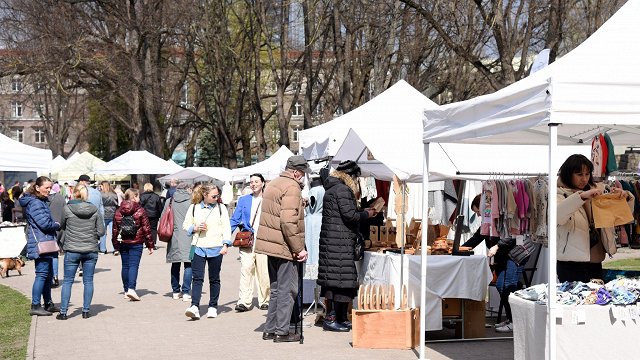Rīgā amatnieku tirdziņiem maina telts krāsu prasības; Dziesmu svētku gadatirgum pārskatīs dalības maksu