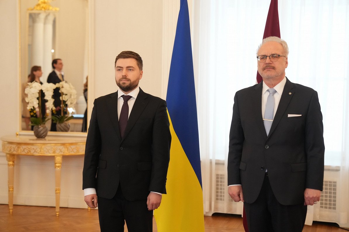 Посол Украины в Латвии Анатолий Куцевол (слева) и президент Латвии Эгил Левитс