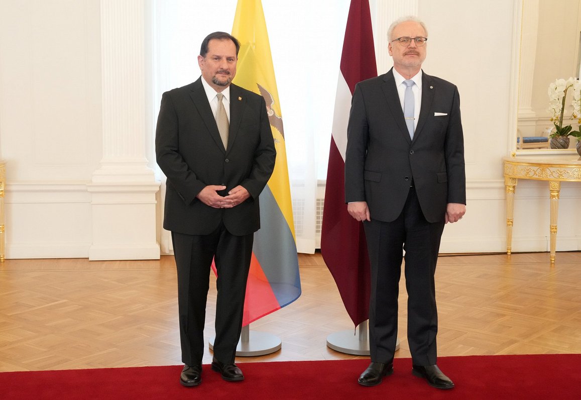 Посол Эквадора в Латвии Диего Фернандо Морехон-Пасминьо (слева) и президент Латвии Эгил Левитс
