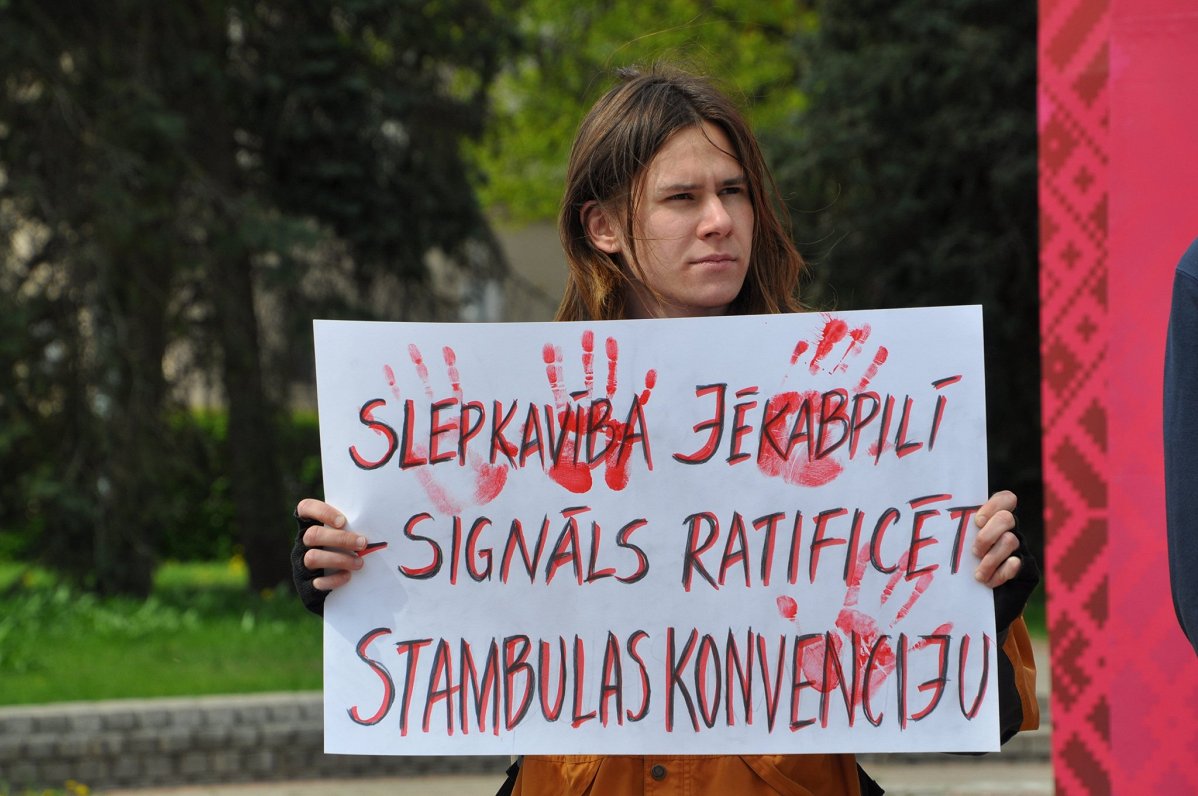 Надпись на плакате: «Убийство в Екабпилсе — сигнал к ратификации Стамбульской конвенции». 02.05.2023