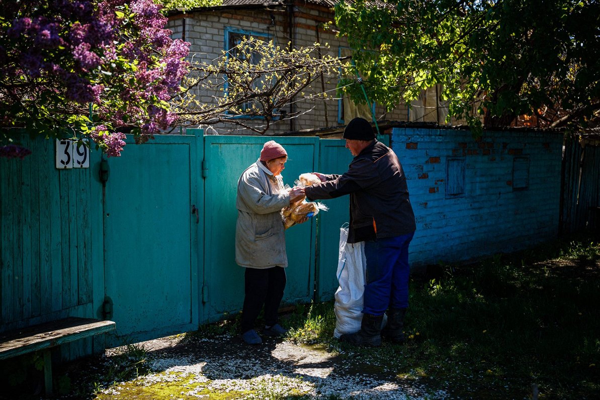 Волонтер привез хлеб. Северск, Донецкая область. 02.05.2023