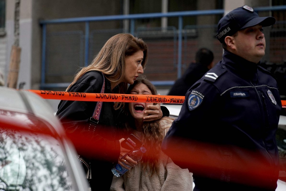Māte mierina bērnu pēc slaktiņa Belgradas skolā