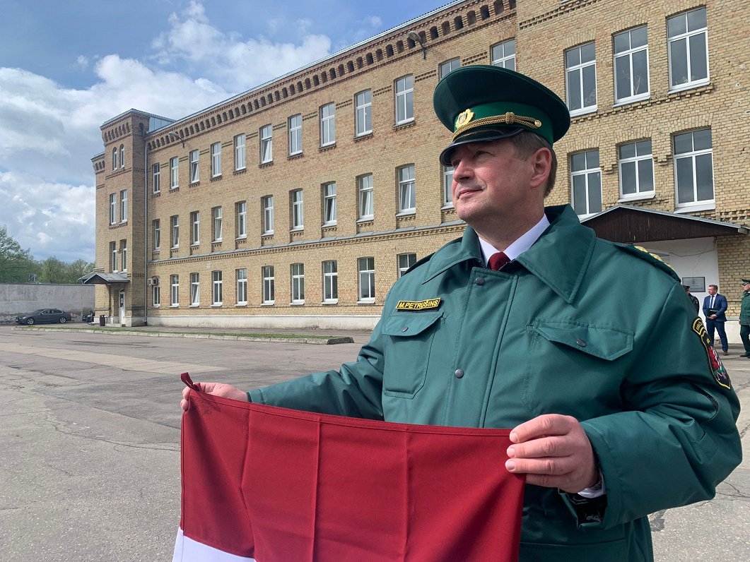 Robežsardzei dāvina Hersonas okupāciju pārdzīvojušu karogu