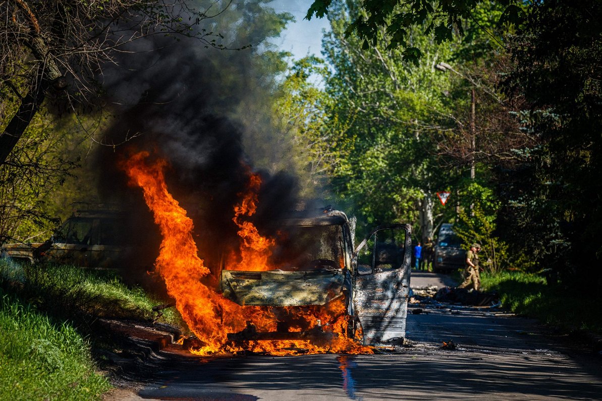 Машина горит после обстрела. Украина, Константиновка, Донецкая область. 03.05.2023