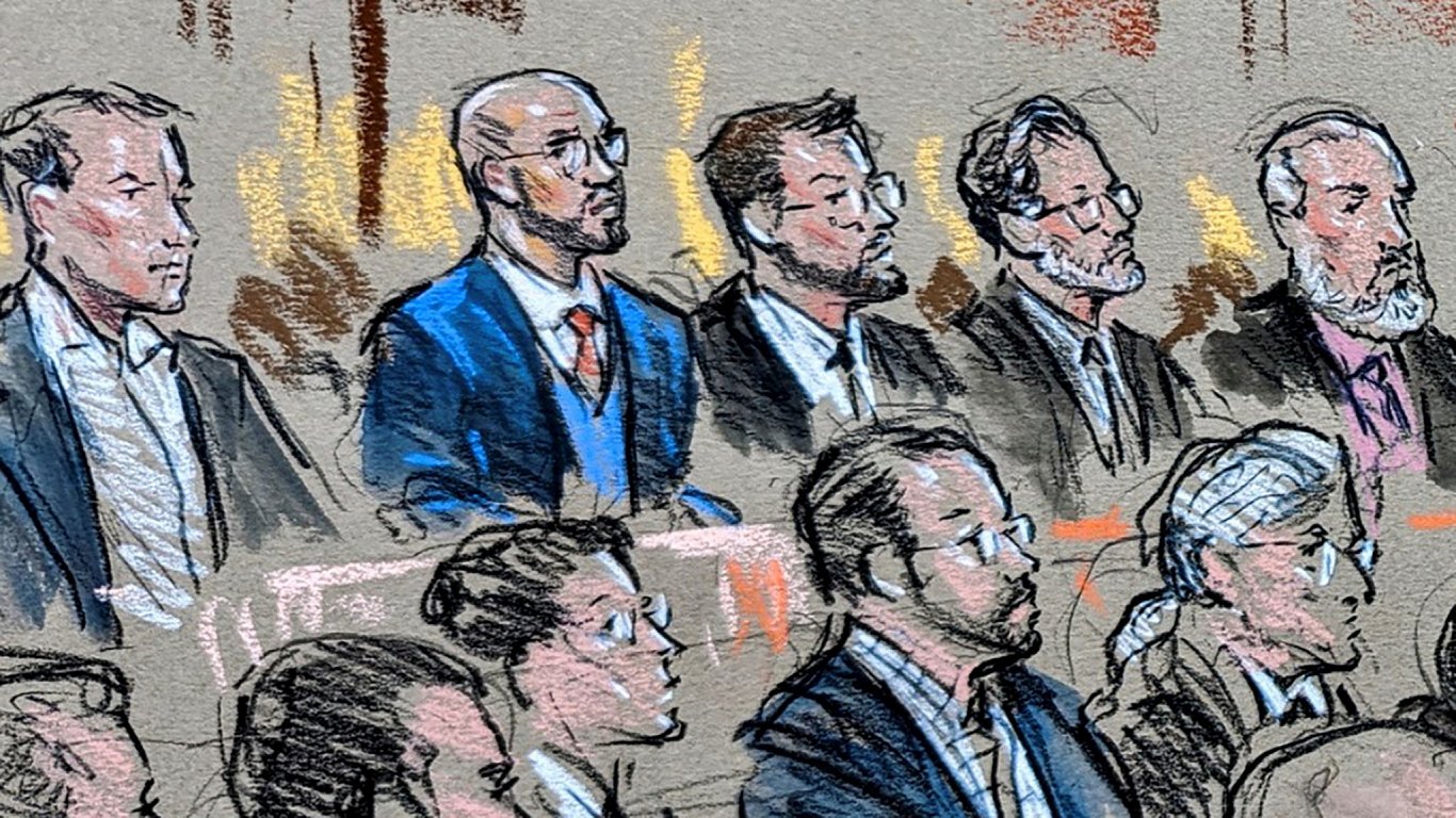 Grupējuma &quot;Proud Boys&quot; locekļi tiesas zālē veiktā zīmējumā