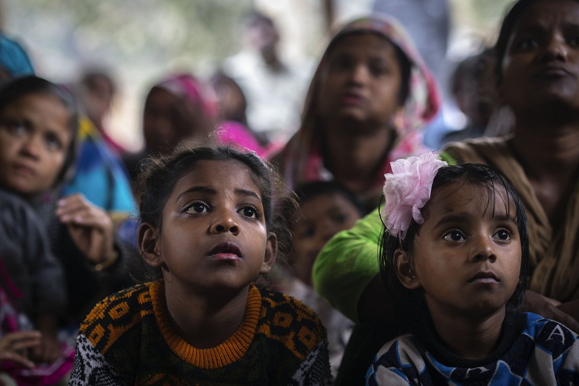Meitenes Indijā klausās runātāju kampaņā pret bērnu laulībām