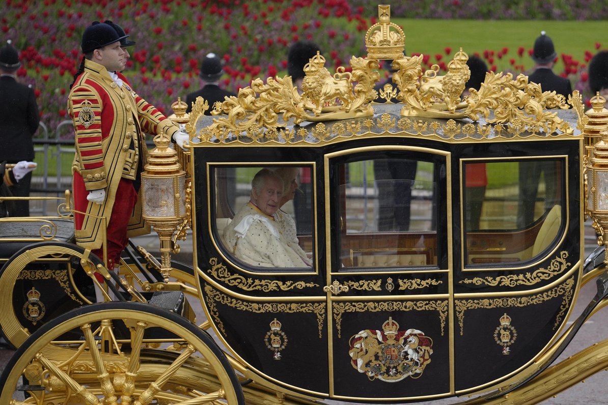 Lielbritānijas karalis Čārlzs III karietē ceļā uz kronēšanas ceremoniju