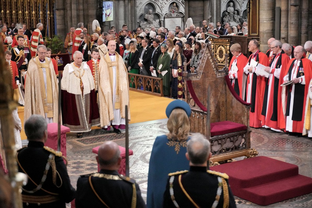 Lielbritānijas karalis Čārlzs III kronēšanas ceremonijas laikā.