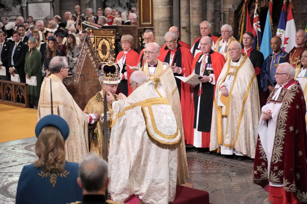 Lielbritānijas karalis Čārlzs III kronēšanas ceremonijas laikā.