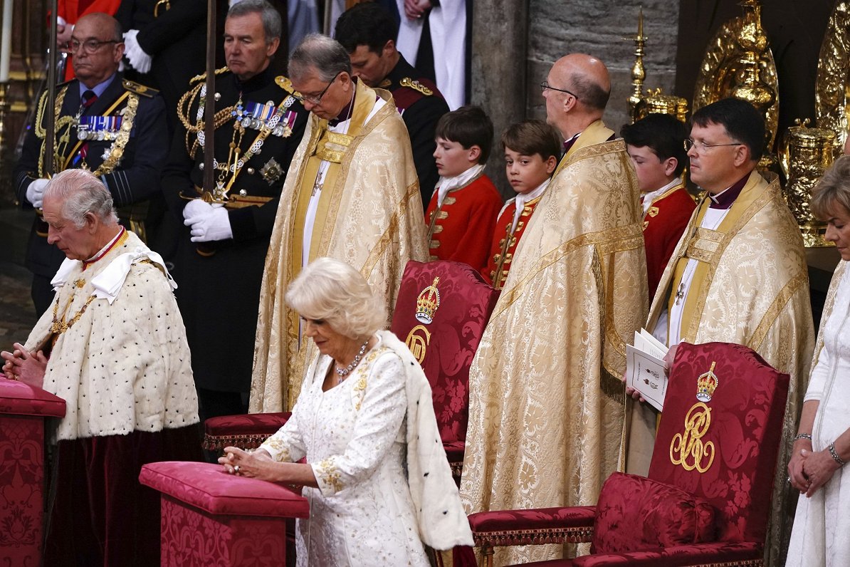 Lielbritānijas karalis Čārlzs III un karaliene Kamilla kronēšanas ceremonijas laikā.