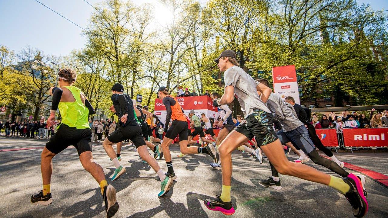 Rīga plaši svin skriešanas svētkus. Maratona distances starts